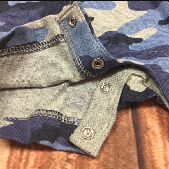 Gap Boys 0-3 Months Blue Camouflage Romper - Picture 3 of 8